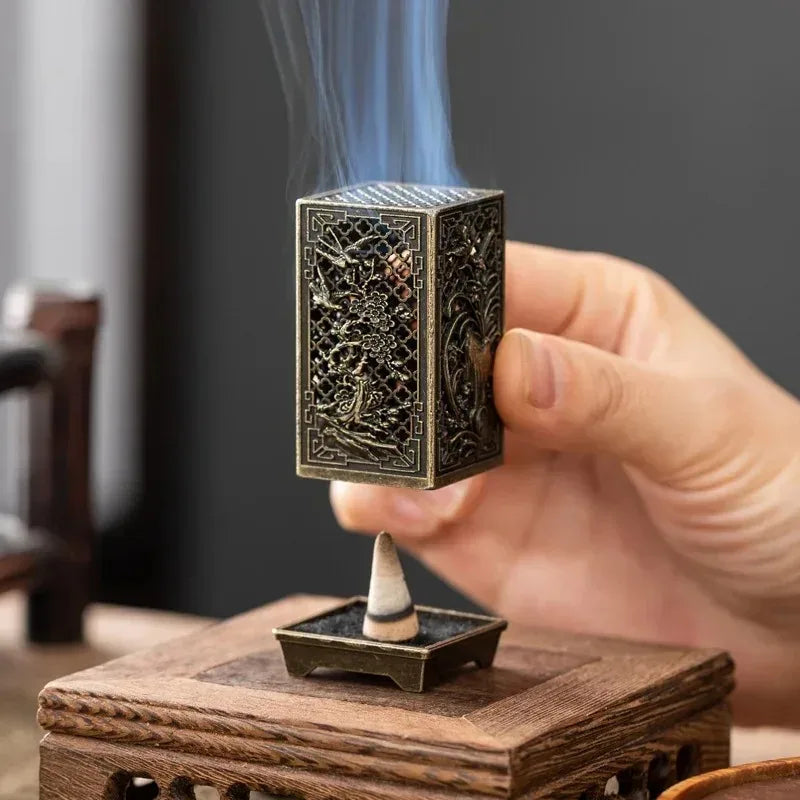 Porte-Encens en Métal Ajouré – Brûleur d’Encens pour Cônes au Design Sculpté Traditionnel
