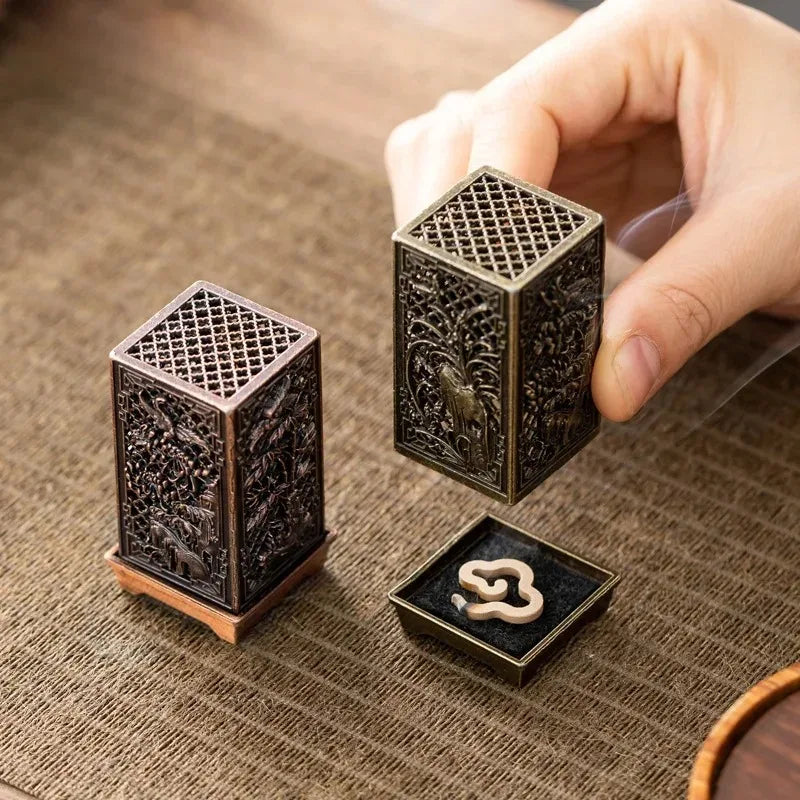 Porte-Encens en Métal Ajouré – Brûleur d’Encens pour Cônes au Design Sculpté Traditionnel