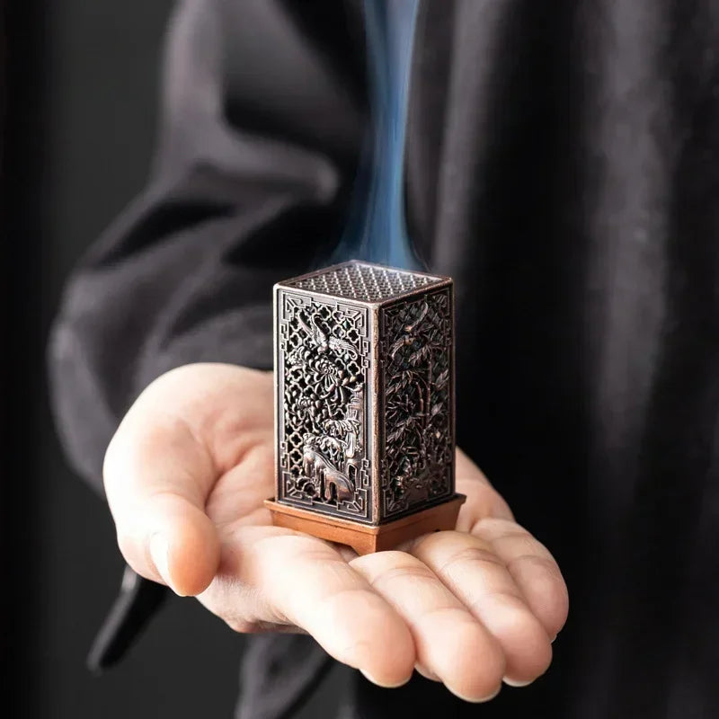 Porte-Encens en Métal Ajouré – Brûleur d’Encens pour Cônes au Design Sculpté Traditionnel